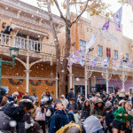 冬季限定園區街道上紛飛的雪花帶來濃厚過節氛圍，吸引大批遊客駐足拍照。
