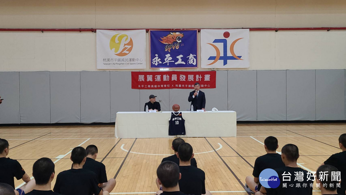 永平工商校長胡劍峯致詞。