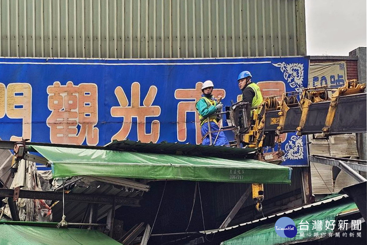 桃園區南門市場拆除工程持續推進，南昌西街頂棚開始拆除。