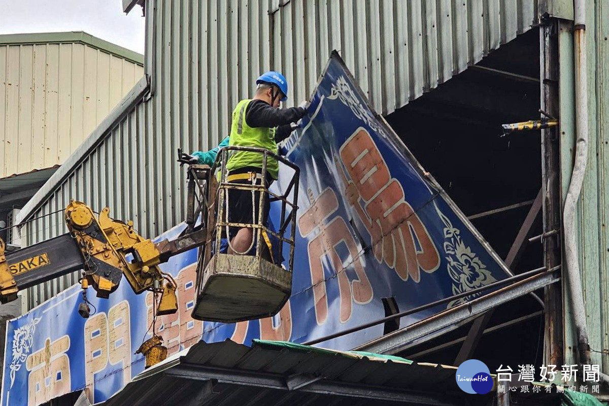 桃園區南門市場拆除工程持續推進，南昌西街頂棚開始拆除。