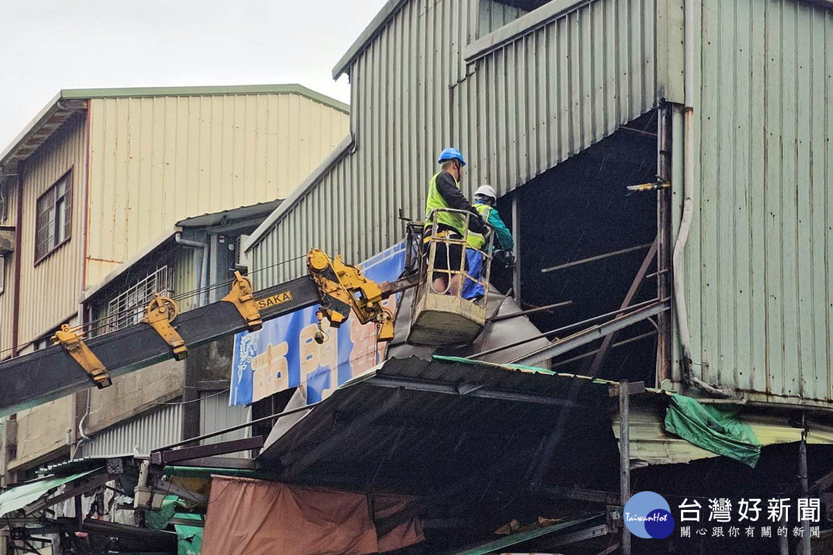 桃園區南門市場拆除工程持續推進，南昌西街頂棚開始拆除。