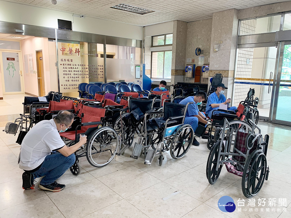 身障中心維修人員在北榮桃園分院巡迴維修服務現場進行輔具檢修與調整,確保使用安全與便利