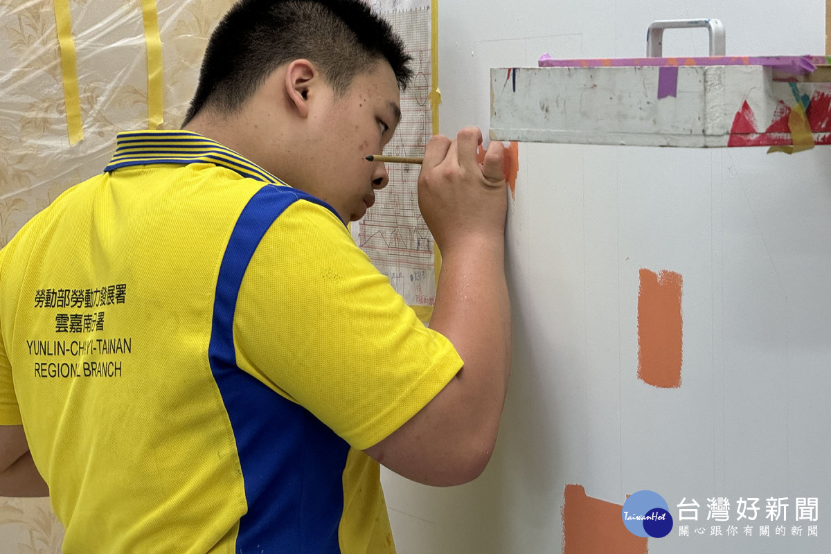 漆作裝潢職類國手洪錦瑋。