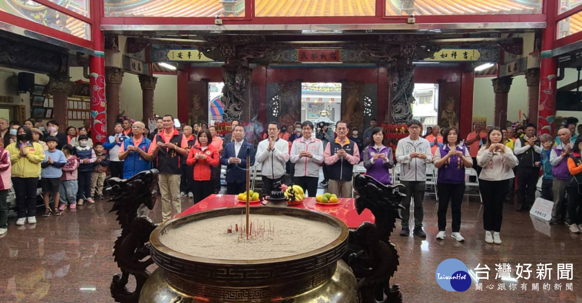 溫代欣秘書長與貴賓參香祈福。