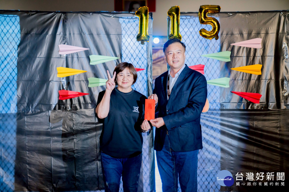 呂明峯校長題詞紅包致賀。