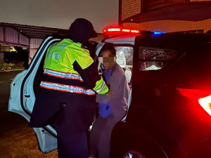 雨勢滂沱駕車不慎跌落水圳，中壢警迅速協助老翁返家。