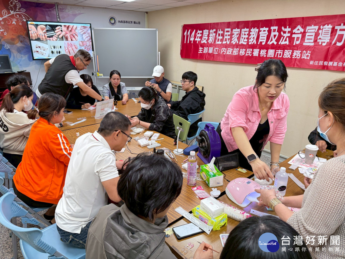 連碧鸞女士帶領學員體驗越式指甲彩繪