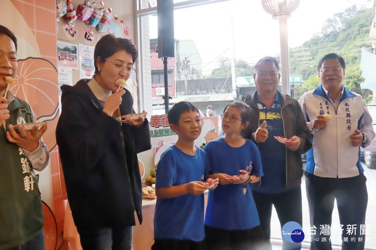 許縣長與廣福學童及廖鄉長等品嚐好吃柑橘。(記者扶小萍攝)