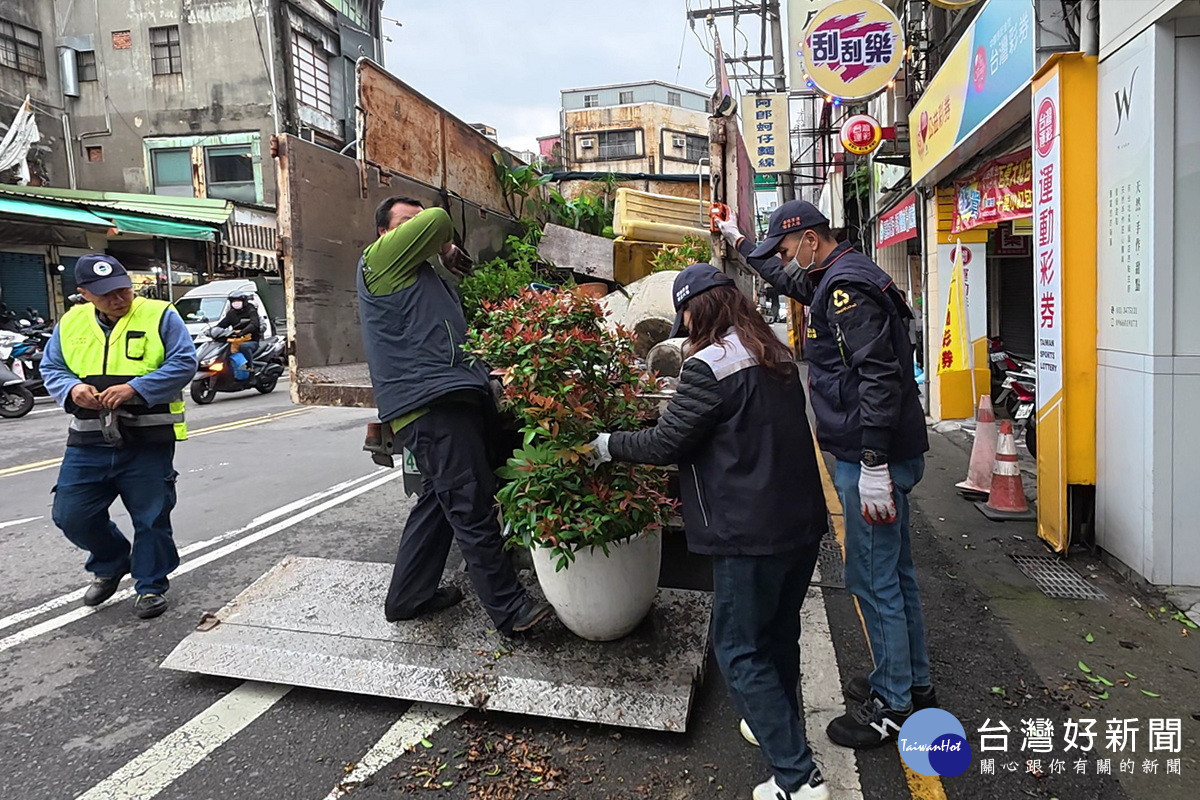 配合南門市場災後拆除工程進行，桃園市政府聯合稽查小組加強占用道路、違停等巡查。