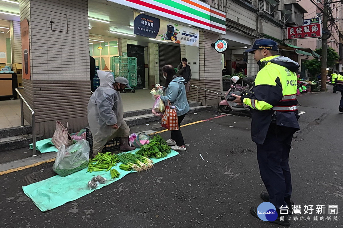 配合南門市場災後拆除工程進行，桃園市政府聯合稽查小組加強占用道路、違停等巡查。