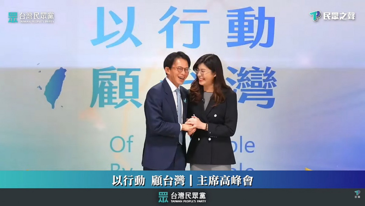 台灣民眾黨黨主席黃國昌(左)與中國國民黨黨主席鄭麗文(右)。（圖／翻攝自民眾之聲YouTube直播）