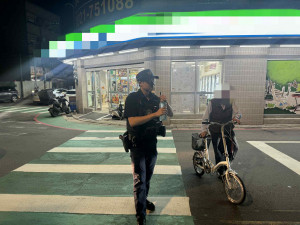 老翁夜間迷途超商，中壢警暖心護送回家。