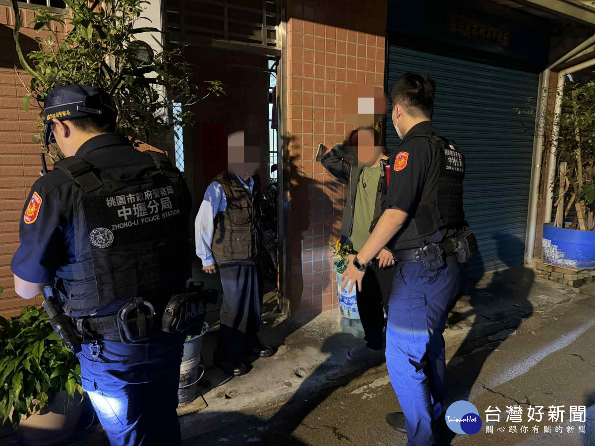 老翁夜間迷途超商,中壢警暖心護送回家。