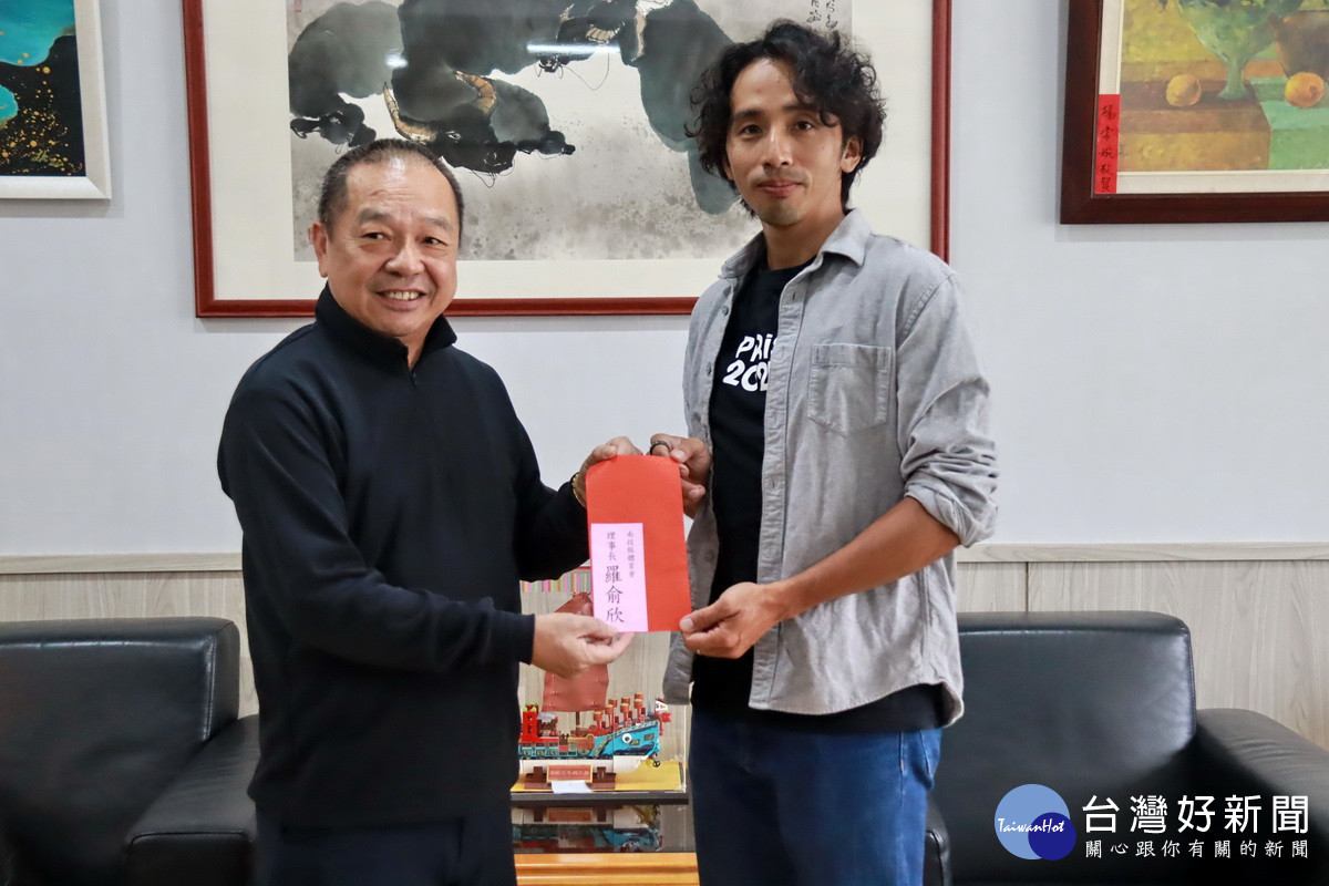 洪總幹事代表縣體育會贈獎勵金。（記者扶小萍攝）