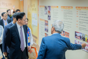 張市長參觀展區。