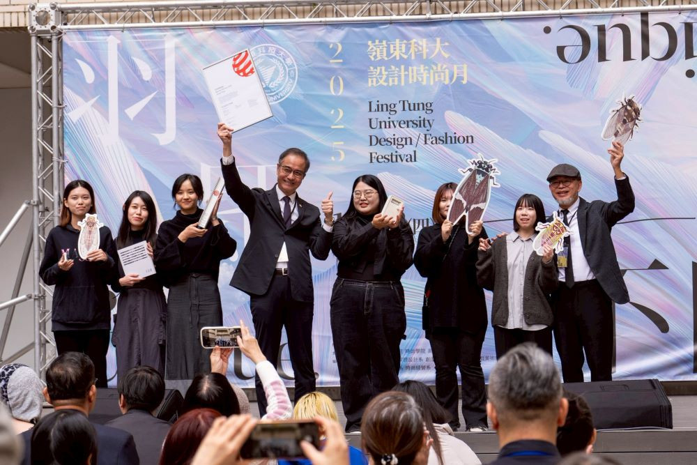 嶺東科大視傳系學生作品「青吱調」榮獲德國紅點全球唯一新銳設計獎及TISDC金獎，特別將榮耀獻獎給學校。(圖/嶺東科技大學)