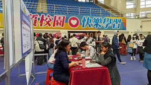 嘉義縣政府、教育部與吳鳳科技大學合作)在吳鳳科大舉辦外籍生就業暨實習徵才博覽會／嘉義縣府提供