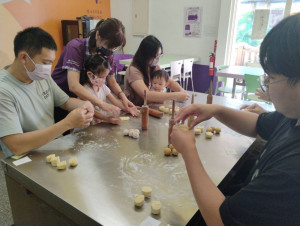 「海岸綠動Circle of Life—中濱共生圈」計畫以阿聰師芋頭文化館作為帶領者，整合在地產業文化資源-阿聰師文化館提供的芋頭酥製作體驗。(圖/阿聰師文化館)