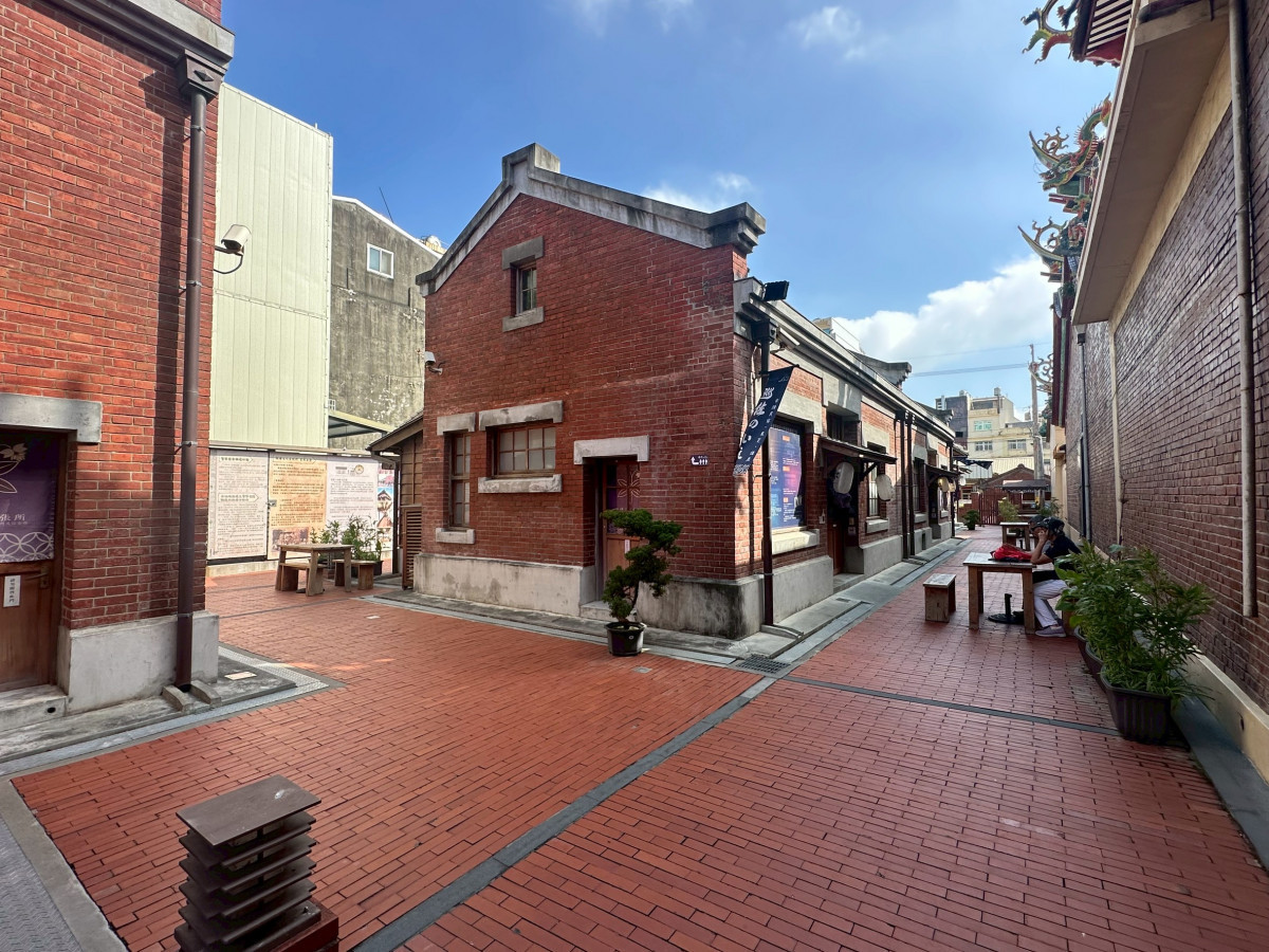  梧棲老街的文化出張所內，是國內少數同時保留派出所廳舍與宿舍群落的古蹟之一，跨越日治時期與戰後國民政府時期的留存紀錄。(圖/地方中心)