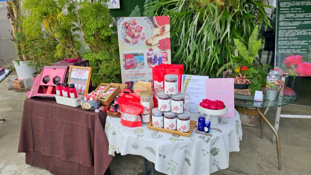 豐原江家玫瑰園以玫瑰為產業特色，不只可以欣賞更可以製作成多款從吃到用的產品。(圖/地方中心)