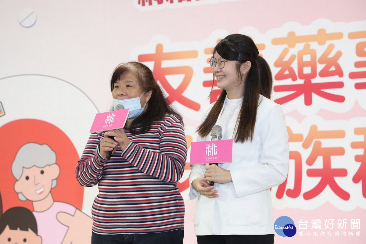 受到照護民眾說明改善用藥習慣後的生活轉變。