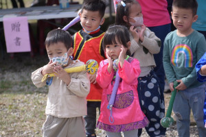 小寶貝跳「孝親槌健康操」。（華山基金會國姓天使站提供）