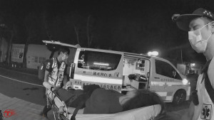 光明派出所與救護人員及時將女子送醫。（中興分局提供）