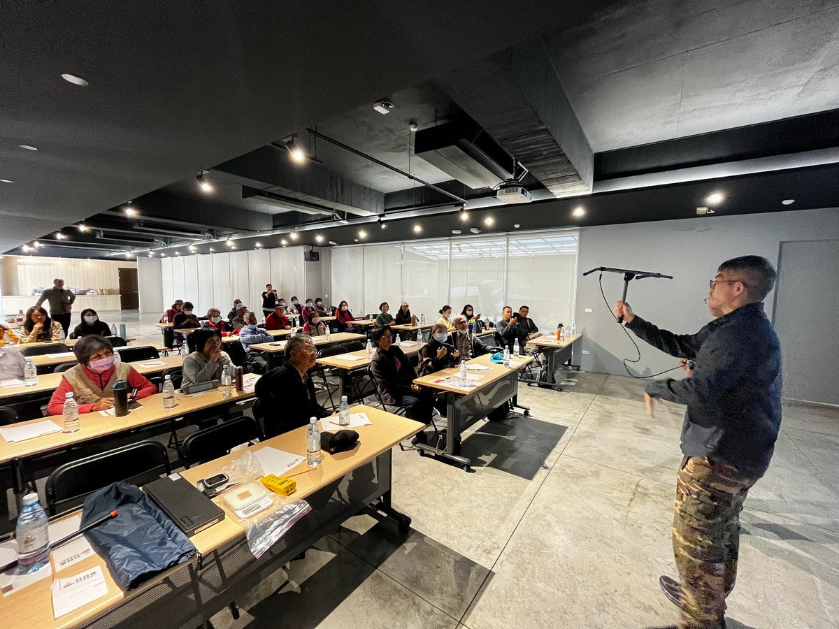 講師說明利用無線電發報器追蹤淡水龜類的細節(山河海有限公司提供)