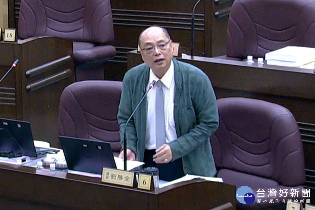桃議員劉勝全於議事堂進行總質詢。<br />

