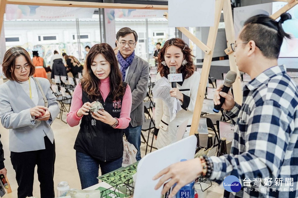 桃市府青年局長侯佳齡於「桃竹竹苗職人交流活動」參觀展出的創作品。