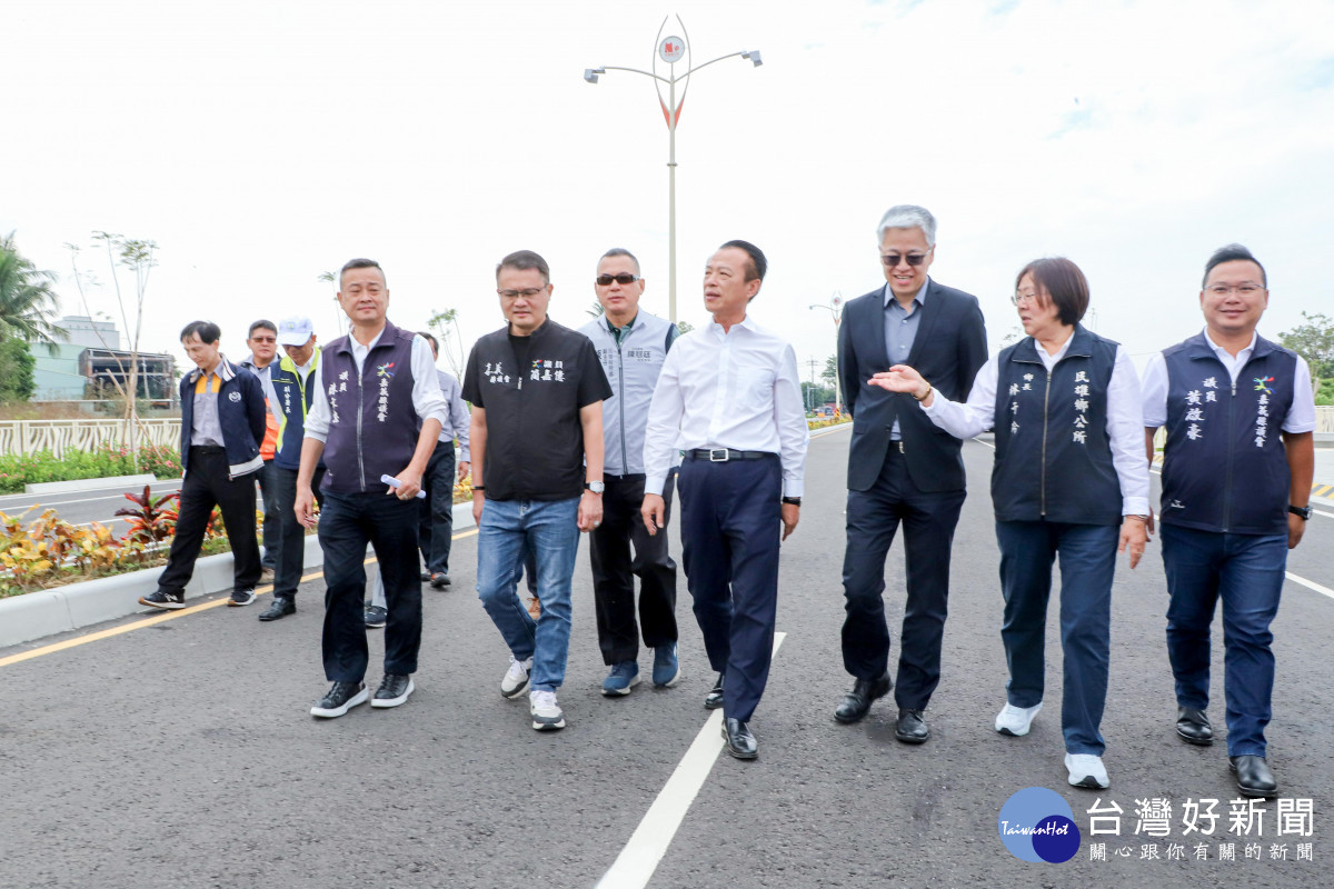 嘉義縣長翁章梁與內政部常務次長吳堂安、民雄鄉長林于玲及多位縣議員視察「民雄頭橋都市計畫特II道路銜接13號及13-2道路工程」／嘉義縣府提供