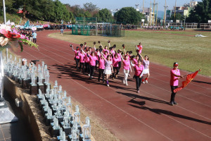 勞工朋友組成精神抖擻隊伍進場。（記者扶小萍攝）