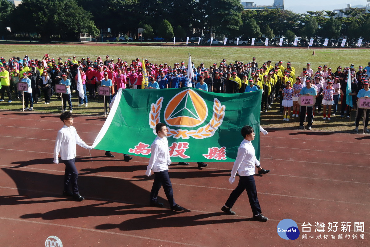 會旗進場。（記者扶小萍攝）