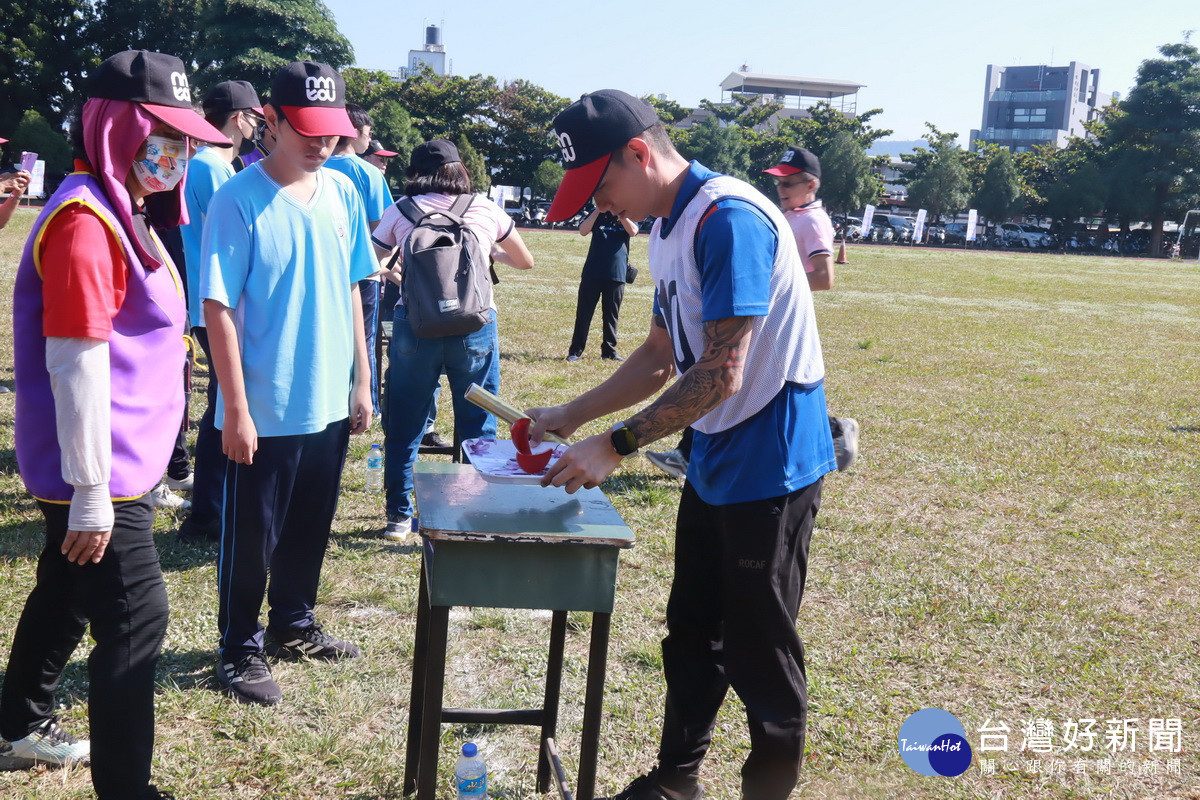 大會舉辦神明保佑等多項趣味及挑戰活動。（記者扶小萍攝）