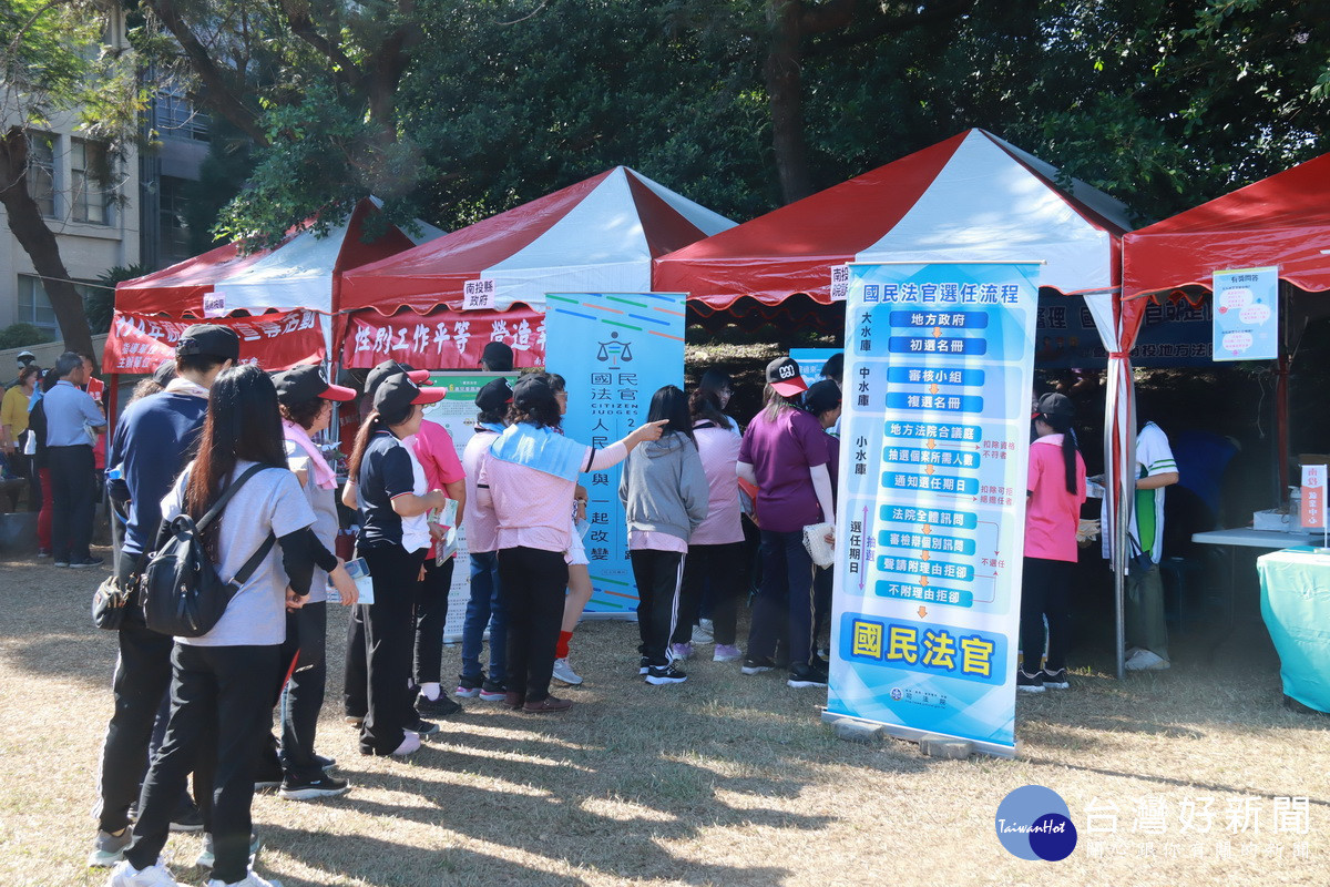 活動中有法治等勞工權益宣導攤位。（記者扶小萍攝）