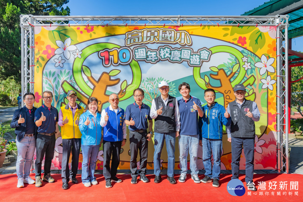 張市長與貴賓合影。