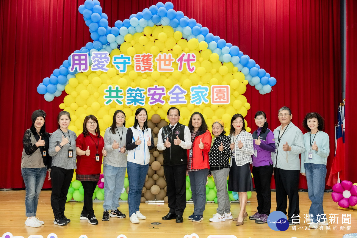 社會局長陳寶民頒發訪視證給關懷訪視員，賦予關懷社區的重要責任。