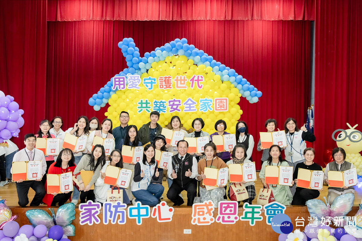 社會局長陳寶民頒發感謝狀表達感謝。<br />
