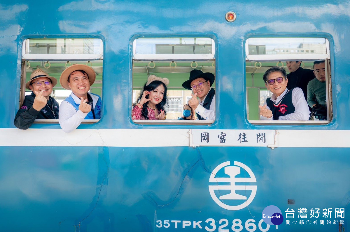 市長與貴賓在車廂內合影。