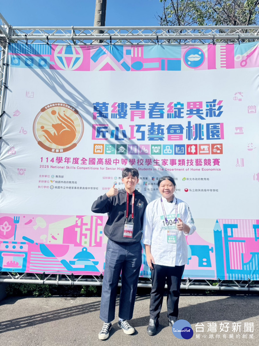 指導老師許乃云主任與選手合影