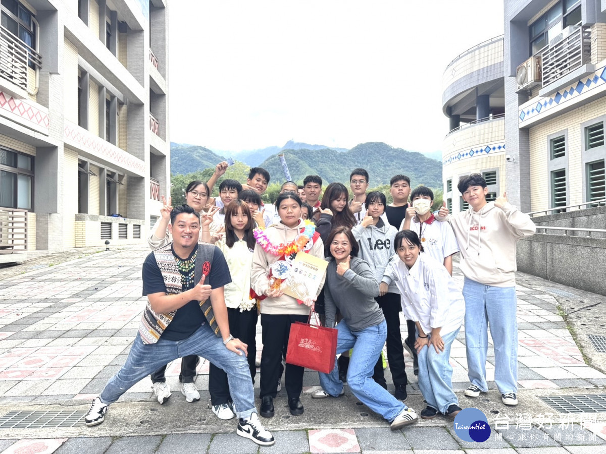 餐三甲全班齊祝福