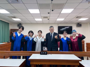 松山大學法學院明照博章教授率領 5位學生實習法庭體驗。