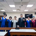 松山大學法學院明照博章教授率領 5位學生實習法庭體驗。