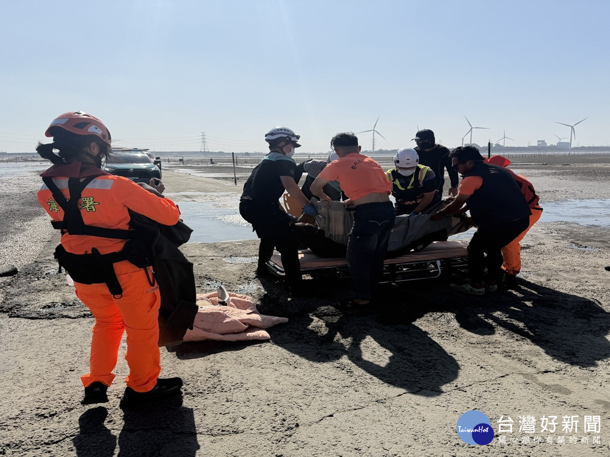 海尾蚵道民眾落海、海巡空勤消防救難協會聯合救援