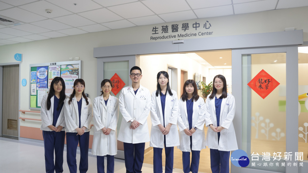 新竹市立馬偕兒童醫院 生殖醫學中心主任謝承恩(中)與醫療團隊。