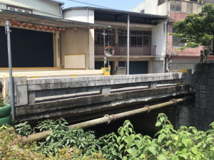育樂橋梁底高程不足，需配合改建以滿足保護標準。