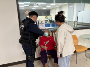 失智婦人外出迷途，楊梅警耐心查證助返家。
