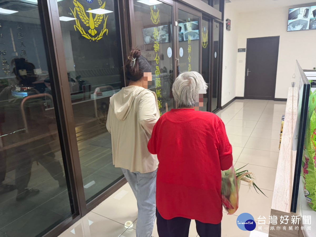  失智婦人外出迷途，楊梅警耐心查證助返家。