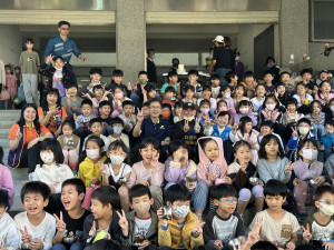 吳副處長與陳校長感謝魚丸伯團隊到炎峰國小義煮。（記者扶小萍攝）