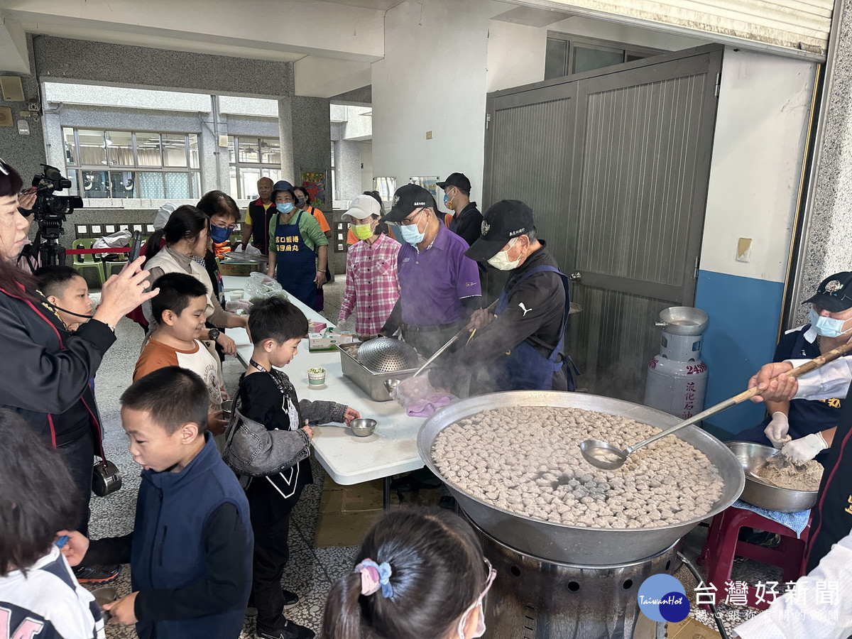 魚丸伯帶領團隊提供學童美味丸子湯。（記者扶小萍攝）